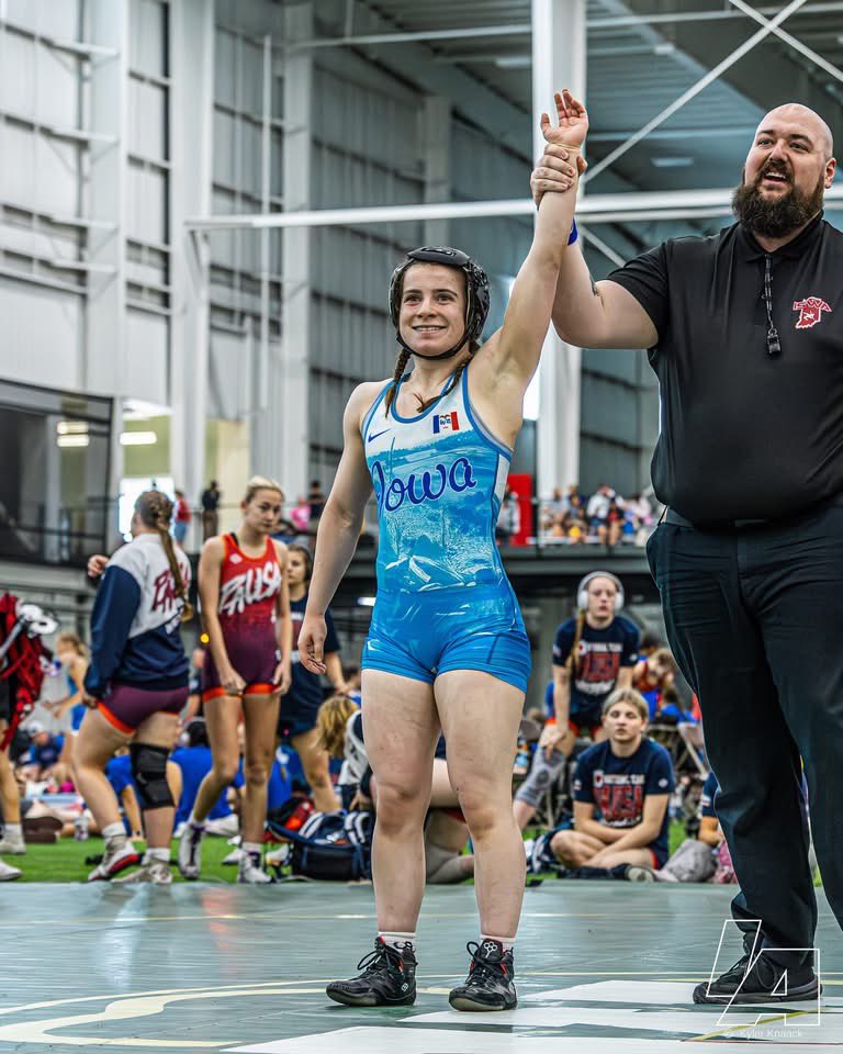 RRGirlsWrestle's tweet photo. JR team Iowa finished third in their pool. Wins over PA Red/NC Blue/OK and loss to IN Gold. That put them in the Bronze/Copper Bracket. Girls went on a winning streak beating OH Red/FL/IL &amp; won 1st by defeating WA in the finals!
@Kyler_Knaack18 
#TogetherWeRise https://t.co/3VtVrjWt2V