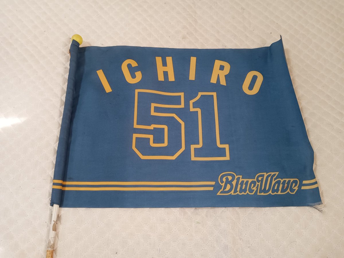 shou_concafe's tweet photo. イチローがまだ日本にいた頃のオリックス時代の旗が部屋の棚にあった😆
今ではレアかも🥳 https://t.co/KhCAJ5bayI