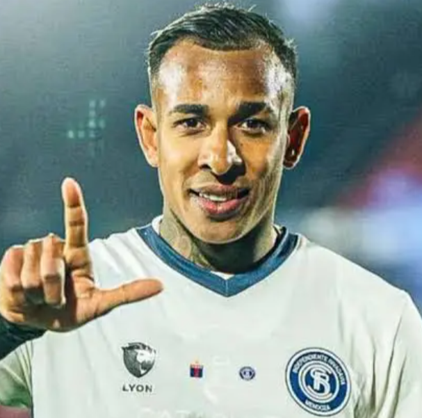la12tuittera's tweet photo. 👀LA NOVELA SEBASTIÁN VILLA:

ℹ️Informa @tato_aguilera que el jugador le comunicó a Independiente Rivadavia que NO CUENTEN CON ÉL, se quiere ir en este mercado y hace fuerza por ir a #Boca, de manera expresa por el jugador a la dirigencia del club mendocino. 😳

▶️#Boca NO se moverá de su oferta de US$ 6.000.000 e IRM pide US$ 7.000.000 LIMPIOS.