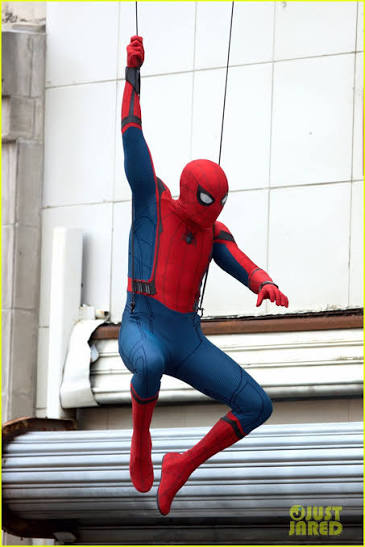 AgusSantoro11's tweet photo. Ven? El traje era real, se veia BIEN
Pero alguien dijo "Que se parezca al comic, como pegado al cuerpo" y le clavaron CGI
y así con toda su trilogia
Es terrible, hasta descartaron el traje de civil war a ultimo momento a pesar que era practico y se veia bien https://t.co/CQUsfQAKrw