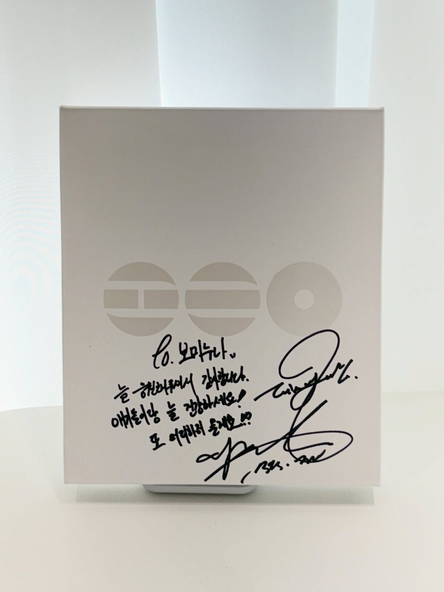 JiminLatinoFB's tweet photo. Que lindo 😭❤️ Jimin le dejo un mensaje a su estilista con su firma del álbum:

🐥 gracias por siempre apoyarme
🐥 espero que tú y tus pequeños se mantengan sanos 
🐥 volveré para volver a hacerme el cabello (arreglarse el cabello) 

En definitiva ese cabello largo, va para largo y Europa no puede esperar 👑 para ver a Jimin rubio y largo.