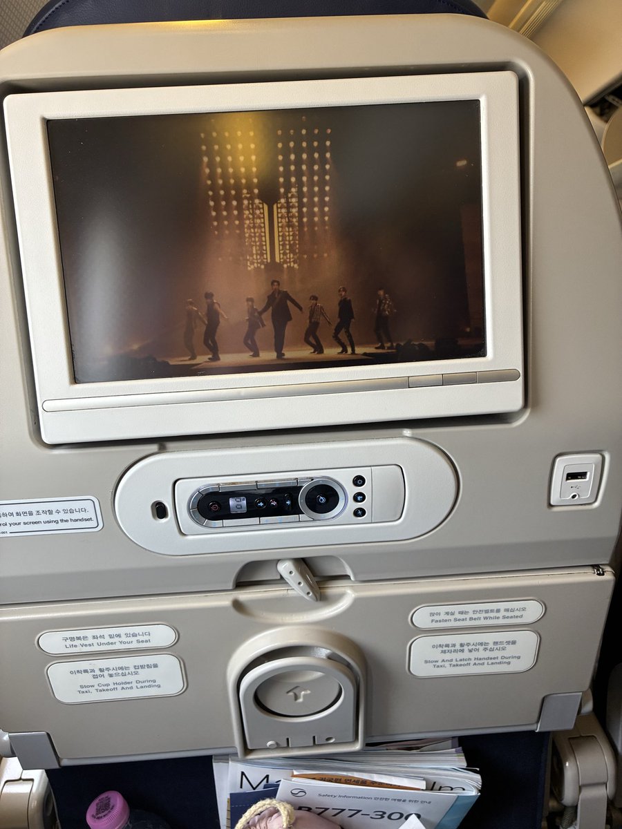 makalon49's tweet photo. 某超人気アイドルの出国があって人が集まってた。機内ではもちろんバンタン見ます。大韓航空らぶ♡
今年はとにかくチケッティングに支配されてて韓国を純粋に楽しめてはいなかった気がする。
行きたいお店全然行けてないからまた来年も行くぞー！ https://t.co/vd2ciV8XBP
