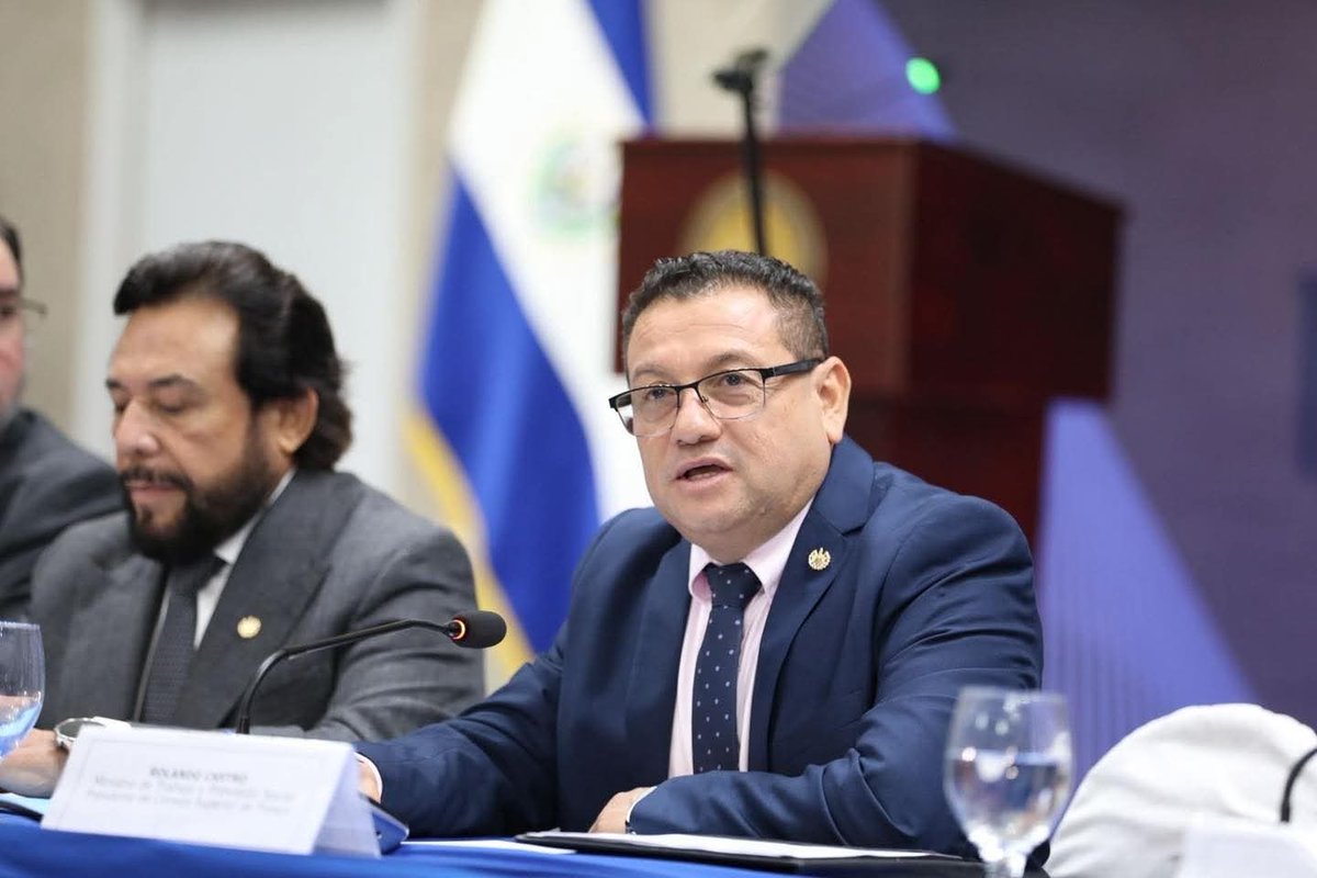 NotiInfoMundo's tweet photo. Noticias || MINISTRO DE TRABAJO DESTACA NUEVA ETAPA DE DIÁLOGO SOCIAL Y DESARROLLO LABORAL EN EL SALVADOR

Durante la Sesión Solemne del Consejo Superior del Trabajo, el Ministro de Trabajo, @RolandoCastroSv , afirmó que El Salvador atraviesa un momento histórico para el fortalecimiento del diálogo social, al reunir en un mismo espacio a representantes del Gobierno, empleadores, trabajadores, organismos internacionales, cooperación y cuerpo diplomático.

El titular de Trabajo destacó que la salida de El Salvador de la lista corta de la Organización Internacional del Trabajo (OIT) marca el inicio de una nueva etapa para el país. Según indicó, este avance permitirá fortalecer un mercado laboral más justo, productivo y atractivo para la inversión, resultado del trabajo articulado entre el Gobierno, los empleadores y los trabajadores a través del Consejo Superior del Trabajo. Asimismo, señaló que estos logros se desarrollan en el marco de las políticas impulsadas por el presidente  @nayibbukele para promover el crecimiento económico y la generación de oportunidades para la población salvadoreña.

Castro sostuvo que el país debe consolidar una nueva era basada en la unidad, la generación de oportunidades y el diálogo permanente entre los distintos sectores. Asimismo, reiteró la importancia de garantizar que las demandas de los trabajadores sean escuchadas, al tiempo que se promueven condiciones favorables para la inversión privada, la competitividad y el crecimiento económico sostenible.

Durante su intervención, también abordó desafíos como la alta informalidad laboral y los cambios derivados de la inteligencia artificial y la transformación tecnológica. 

En ese contexto, hizo un llamado a fortalecer la capacitación continua, la actualización profesional y la cooperación entre trabajadores y empleadores, destacando que el desarrollo sostenible solo será posible mediante el crecimiento compartido y la productividad.