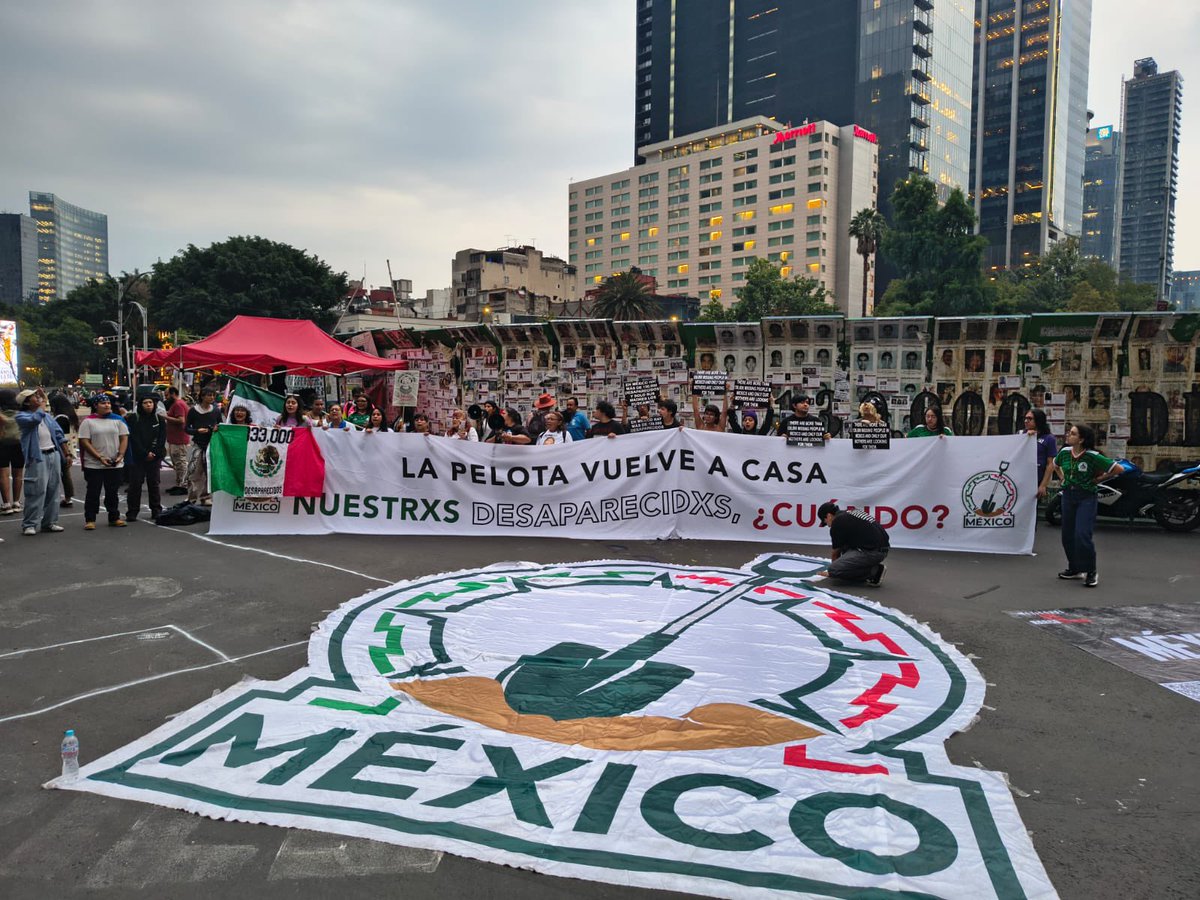 CentroProdh's tweet photo. Acompañamos a familiares de personas #desaparecidas en la Cascarita por la Memoria y contra el Olvido en el marco del 2do partido de la selección nacional en el #Mundial2026 en la @GlorietaMx https://t.co/1HH31m01mx