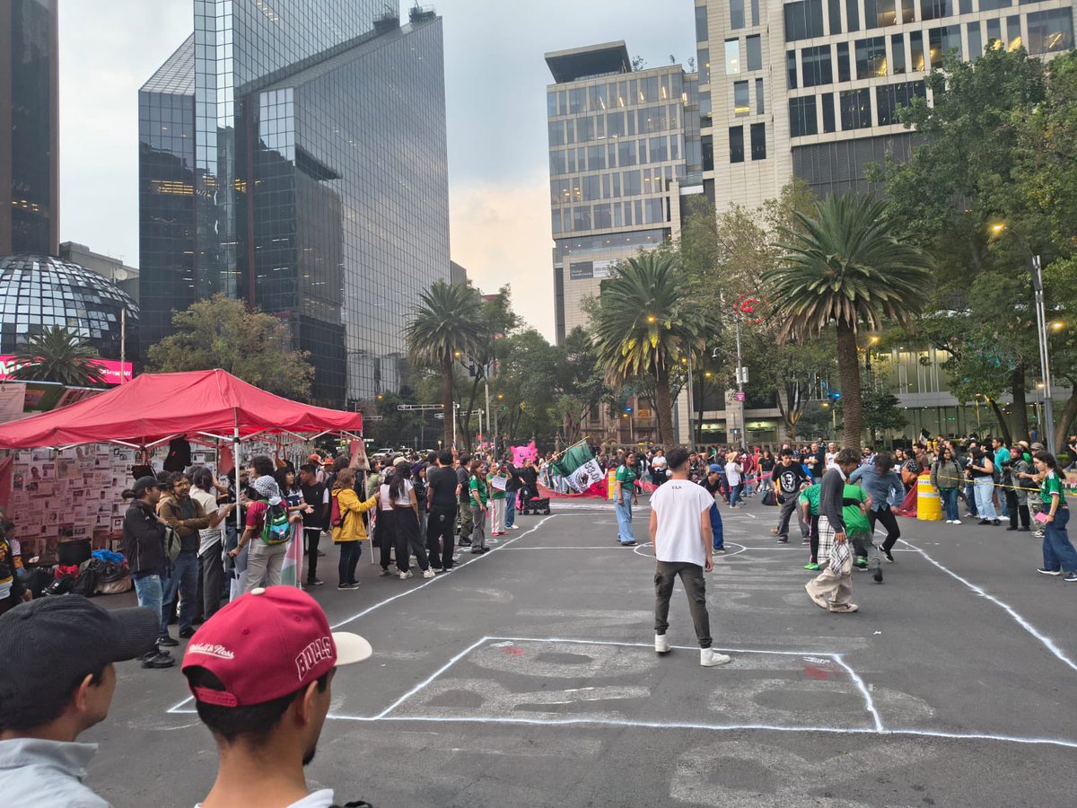 CentroProdh's tweet photo. Acompañamos a familiares de personas #desaparecidas en la Cascarita por la Memoria y contra el Olvido en el marco del 2do partido de la selección nacional en el #Mundial2026 en la @GlorietaMx https://t.co/1HH31m01mx