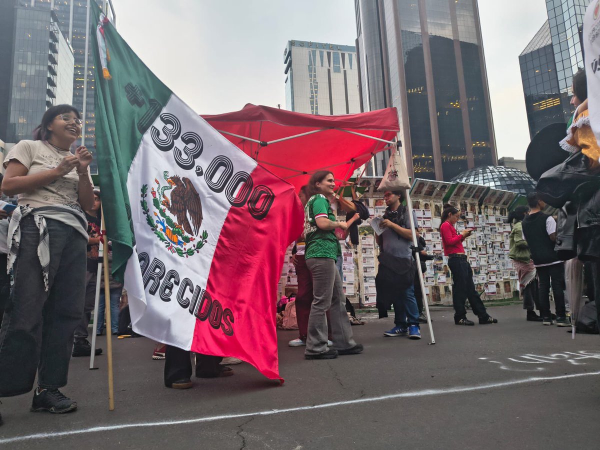 CentroProdh's tweet photo. Acompañamos a familiares de personas #desaparecidas en la Cascarita por la Memoria y contra el Olvido en el marco del 2do partido de la selección nacional en el #Mundial2026 en la @GlorietaMx https://t.co/1HH31m01mx
