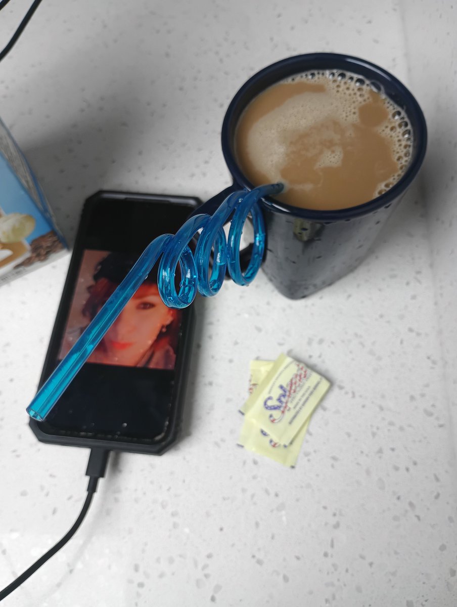HungVampBrian's tweet photo. #LauraJackson #Delight #DelightIcedCoffeeVanilla #Splenda #SplendaSweetner #DarkBlueMug #LoopStraw #BlueLoopStraw https://t.co/0FsJ5z8ISD
