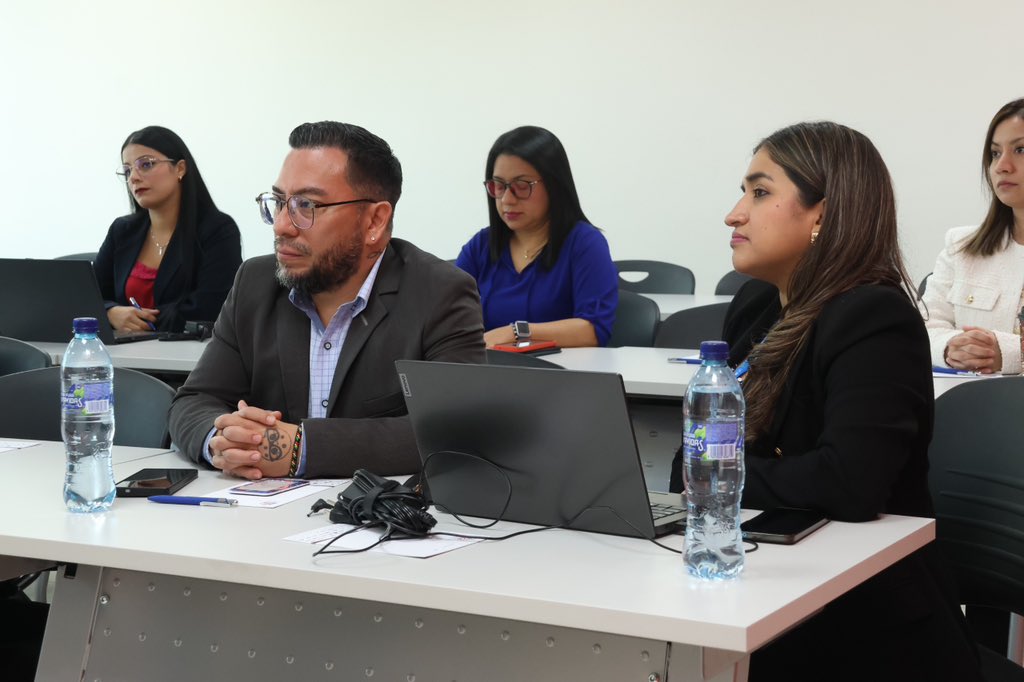 AmChamGT's tweet photo. En nuestra reciente sesión intercomité de Extranjería, Laboral y SySO, tuvimos la oportunidad de contar con la participación de la Superintendencia de Administración Tributaria (SAT), quienes impartieron una capacitación sobre “Obligaciones Tributarias para Extranjeros y Reformas al ISR en Rentas del Trabajo”.

Durante la sesión, nuestros socios conocieron aspectos clave relacionados con las obligaciones tributarias aplicables a trabajadores extranjeros, así como las principales actualizaciones y criterios en materia de ISR, fortaleciendo el conocimiento y cumplimiento de sus organizaciones.

Agradecemos a la SAT por compartir su experiencia y a todos los participantes que se sumaron a este espacio de aprendizaje e intercambio.