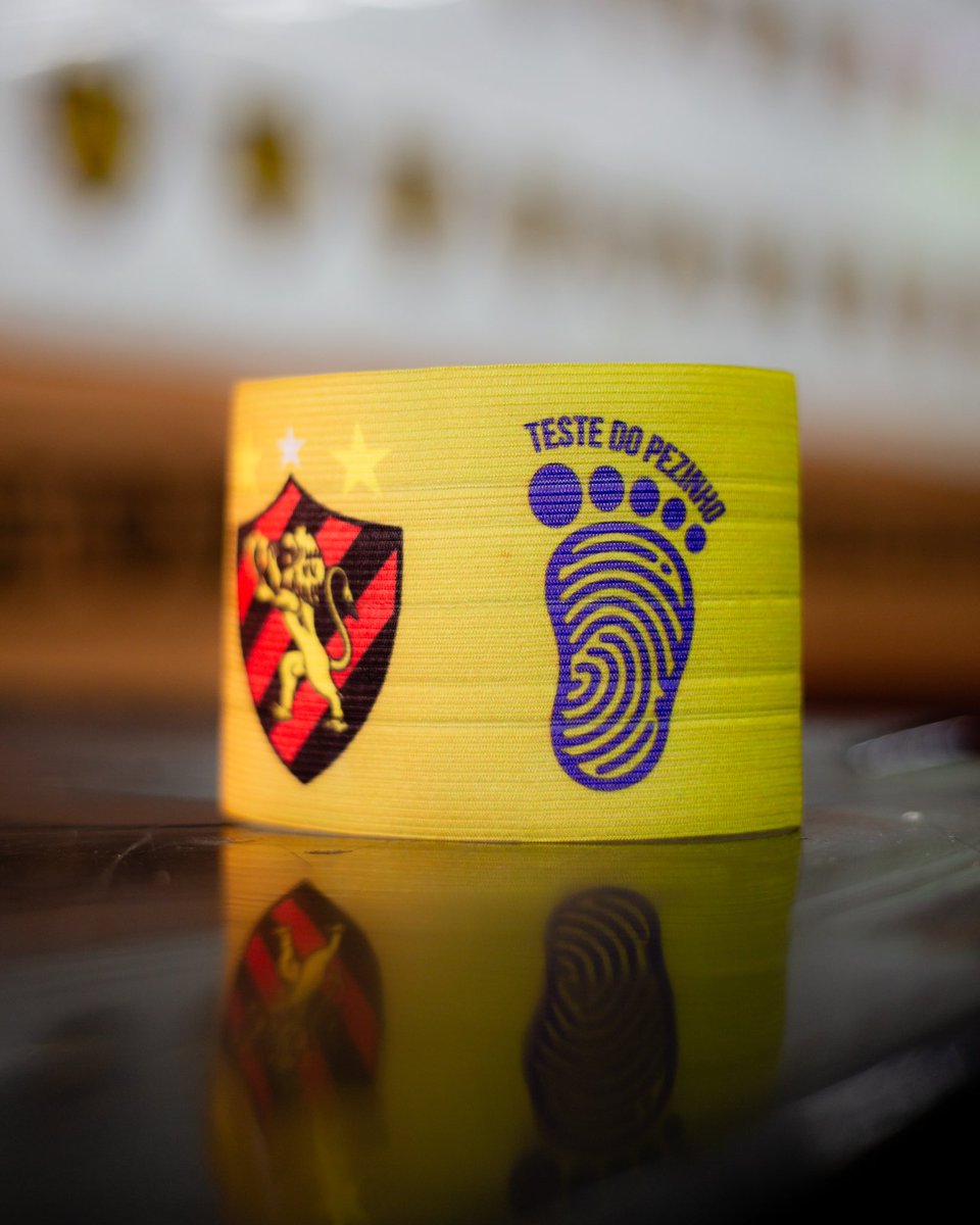 sportrecife's tweet photo. 𝐈𝐧𝐟𝐨𝐫𝐦𝐚𝐜̧𝐚̃𝐨 𝐪𝐮𝐞 𝐩𝐨𝐝𝐞 𝐬𝐚𝐥𝐯𝐚𝐫 𝐯𝐢𝐝𝐚𝐬! 👣 

O Sport entra em campo logo mais, diante do Atlético-GO, apoiando a campanha Teste do Pezinho: prevenir é a melhor solução.

A camisa do capitão rubro-negro vai carregar um patch especial, enquanto a braçadeira de capitão será personalizada da campanha. 

Utilizados na partida desta quinta, ambos serão autografados pelo elenco do Leão e farão parte de um leilão social na @play.foracause: o recurso arrecadado nesta campanha ajudará no apoio ao Voz das Mães, movimento que acolhe, informa e dá voz a mães e famílias que vivem realidades atravessadas por diagnósticos, condições raras e deficiência.

Importante: a campanha começa assim que a bola rolar.

Para participar, clique no link da bio da Play ou acesse https://t.co/G5P4HBjqMf