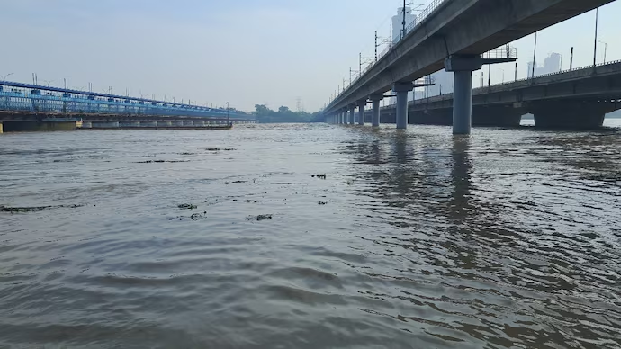 hindutva_anshu's tweet photo. India's Most         China's 
Polluted River     Cleanest River
Yamuna https://t.co/alYN1CRYV9