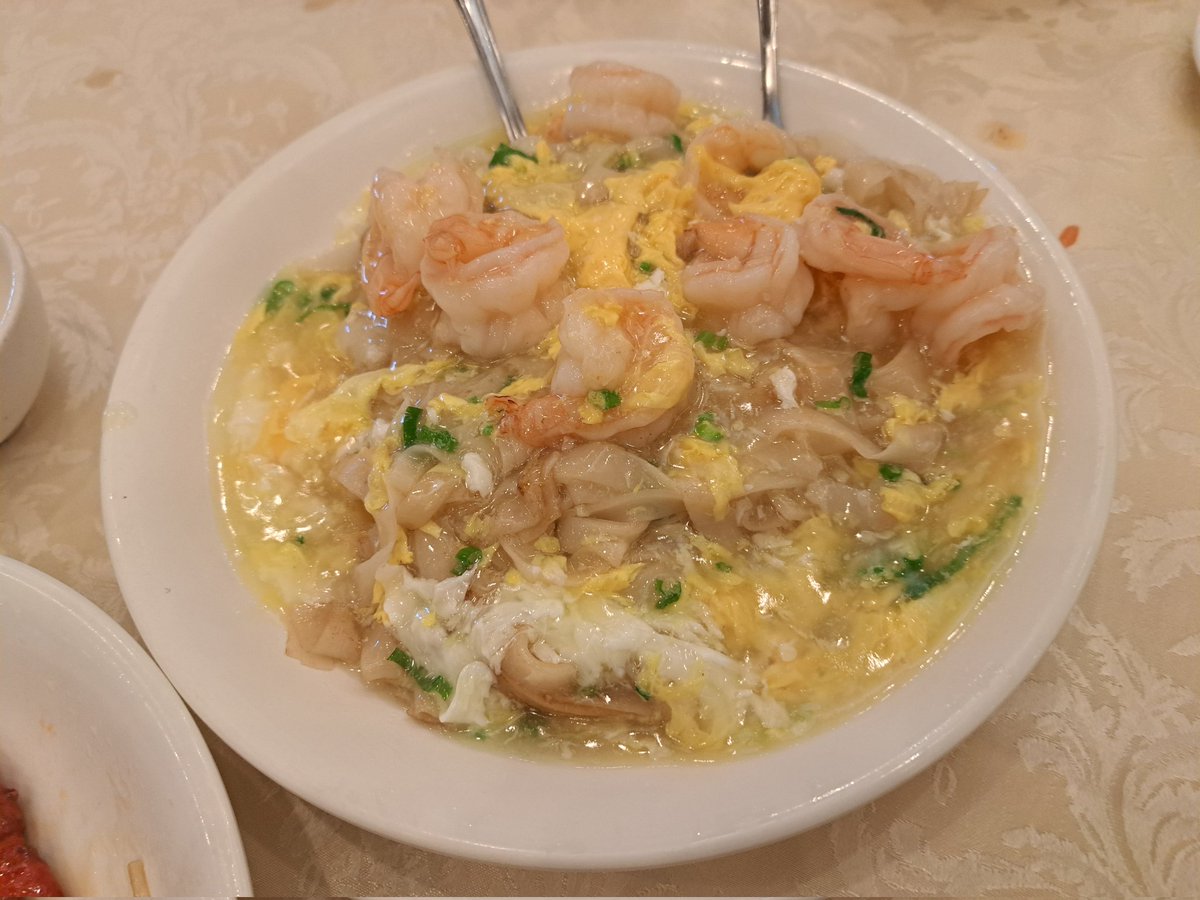 Cartwright_Four's tweet photo. Stir-Fried Scrambled Eggs w/ Shrimps, diced green onions on Rice Noodles: big portion, large shrimps, but tastes bland 😒
Complimentary small dish with four abalone, broccoli in sauce
Poor customer service, mediocre food, so definitely won't be back
#restaurants #Markham https://t.co/K3l3cmW3nT