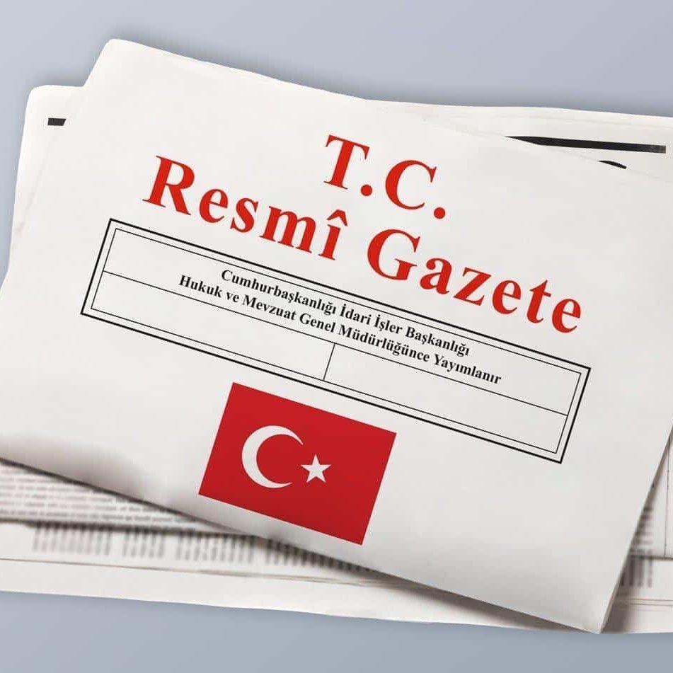 itibarhaberx's tweet photo. Trafik sigortasında yeni dönem başlıyor.

Zorunlu trafik sigortasında araç değer kaybı, hasar ödemeleri ve ağır hasarlı araç işlemlerine ilişkin kurallar değişti.

Sağlık ve sakatlık tazminatlarını da kapsayan düzenleme, 1 Temmuz 2026’da yürürlüğe girecek.

💢 En önemli değişiklik: Değer kaybı artık otomatik hesaplanacak

💢 Yeni düzenlemeye göre kaza sonrası araç sahipleri, ayrıca “değer kaybı” başvurusu yapmak zorunda kalmayacak. Sigorta şirketine yapılan hasar başvurusu, aynı zamanda değer kaybı talebi olarak da kabul edilecek. Eksperler bu kaybı rapora doğrudan ekleyecek.

Bu değişiklikle birlikte:

🛑Ayrı başvuru süreci kalkıyor
🛑Değer kaybı eksper raporuna otomatik giriyor
🛑Sigorta şirketi ödemeyi rapor sonrası hızlı şekilde bildirmek zorunda oluyor

Araç onarımlarında kullanılacak parçalar da netleştirildi:

🛑Öncelik orijinal parça
🛑Mümkün değilse eşdeğer veya yenilenmiş parça
🛑Araç sahibinin onayıyla farklı seçenekler uygulanabilecek
🛑Sigorta şirketi eşdeğer parça kullanımını ispatlamakla yükümlü olacak

Ayrıca araçta parça değişimi nedeniyle oluşan değer artışı tazminattan düşülemeyecek.

Ağır hasar tespiti yapılan araçlar için tazminat ödemesi artık daha sıkı bir şartla yapılacak. Buna göre:
🛑“Trafikten çekilmiştir” belgesi olmadan ödeme yapılmayacak
🛑Araç fiilen trafikten düşürülmüş olacak
🛑 Araçlar ikinci el olarak satılamayacak, perte çıkacak

Düzenleme ayrıca bazı durumlarda sigorta şirketlerinin rücu hakkını da netleştirdi:

🛑Kaza yerini izinsiz terk eden sürücüler
🛑Gerekli tutanak ve alkol raporu süreçlerini engelleyenler

Bu durumlarda sigorta şirketi ödediği tazminatı sürücüye geri talep edebilecek.

🛑Yeni sistemle birlikte e-Devlet, SMS ve mobil uygulamalar “resmi bildirim kanalı” olarak daha aktif kullanılacak.