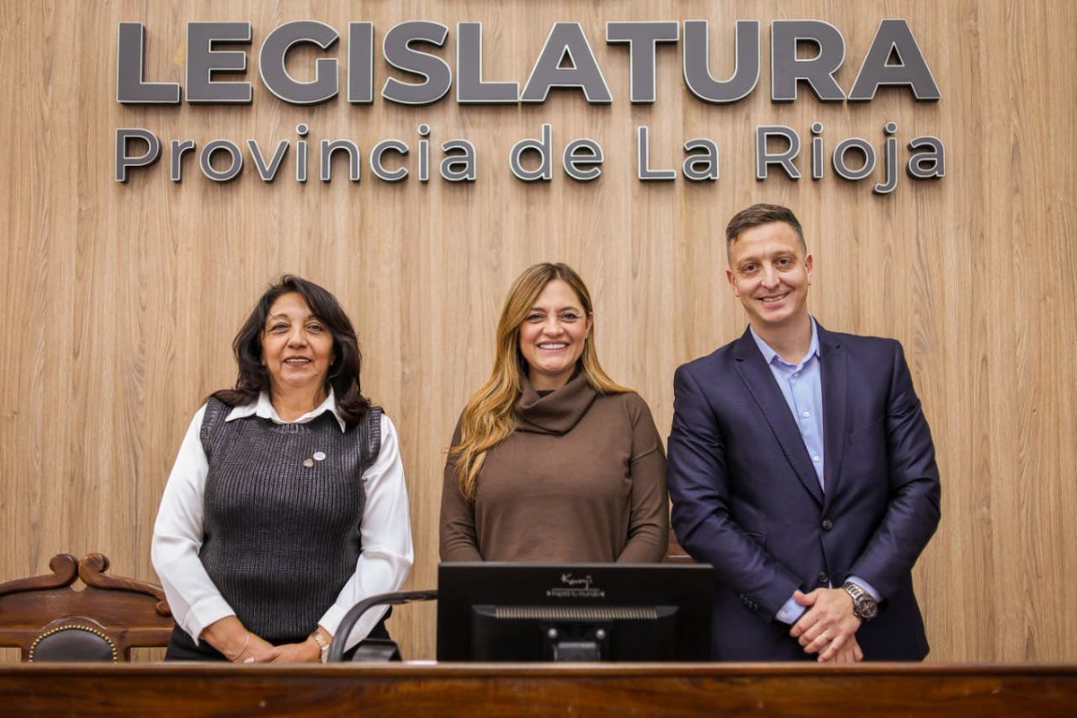 TeresitaMadera's tweet photo. En una nueva sesión, diputadas y diputados aprobaron por unanimidad el nuevo Sistema Provincial de Residencias de Salud, una iniciativa que fortalece la formación de profesionales, amplía derechos laborales y contribuye a mejorar la calidad de la atención sanitaria en toda la provincia. Esta decisión representa una inversión en el presente y el futuro de la salud pública, con beneficios directos para toda la comunidad riojana.

Además, se avanzó en la reafirmación de los derechos de La Rioja sobre su territorio, se aprobó la creación del Programa Provincial de Prevención de Estafas Telefónicas y Digitales, se establecieron criterios para la utilización de tarjetas de crédito y débito y se creó el Registro Provincial de la Industria de Eventos y la Industria Creativa.

🙌🏼 Seguimos construyendo políticas públicas que amplían derechos y fortalecen el Estado al servicio de nuestra gente.