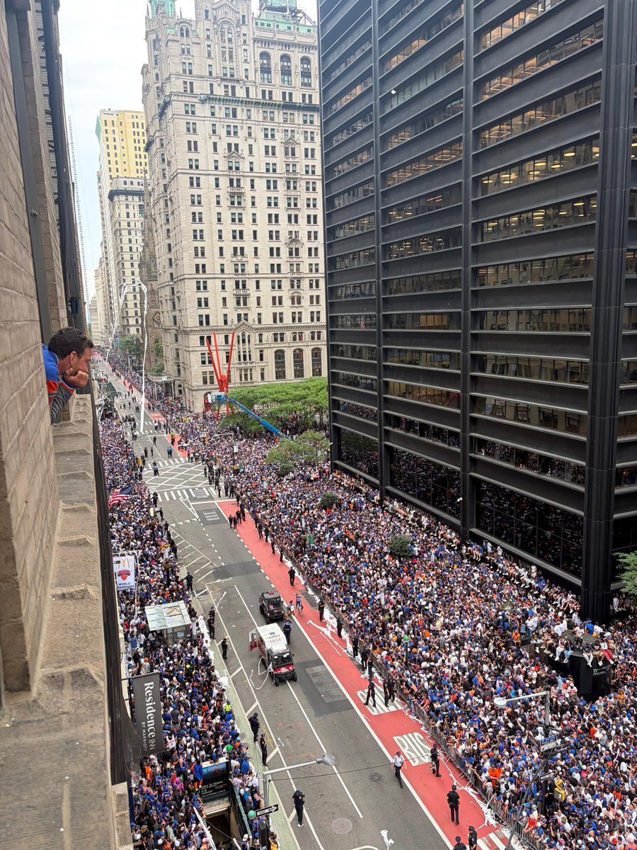 Joe_Sutt's tweet photo. What an incredible experience at the parade today. The entire city unified. Hope to do it more often https://t.co/gLNf5ysPSG