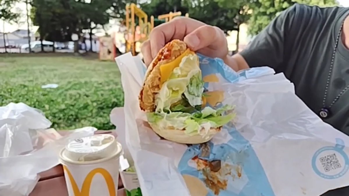 Young_junji's tweet photo. メキシカン🇲🇽チーズタコスマフィン
サイドサラダ🥗アイスコーヒー
塩分3.1g　リピートあり😋 https://t.co/73E2nMWIjT