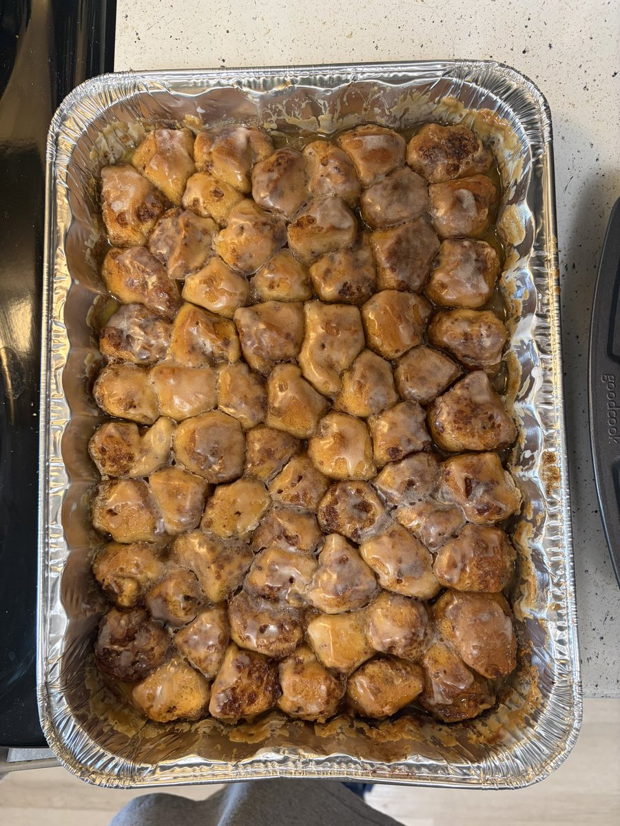 ashphattt222's tweet photo. everything i baked for my bf :p 
cinnamon money bread thing ? snicker doodle cookies and brownies ! wahooo https://t.co/mnNHSXA0Ty