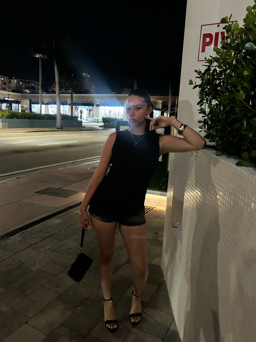 onlysaraiii's tweet photo. what they be saying ? Mia in Mia https://t.co/ZYQugOmm2U