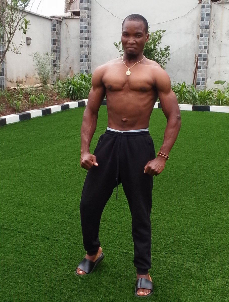 jasperofenugu's tweet photo. What ever you want to become in life, don't allow Fear or self destructions win you from becoming the person you want to be, I work hard 🏋️💪 every day for my body physique evolution to keep improving #gymworkout #ufcbr #ufcfighters #mmafightingteam #maturità #physiqueevolution https://t.co/Ig3R46oJge