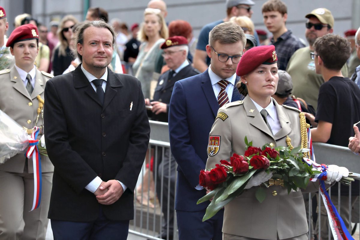 MStoleti's tweet photo. 🇨🇿 Muzeum paměti XX. století se v zastoupení historika Michala Macháčka a lektora Aleš Otava 18. 6. 2026 v pražské Resslově ulici zúčastnilo vzpomínkového pietního aktu nejen k uctění památky parašutistů, ale také statečnosti mužů a žen domácího odboje, kteří jim pomáhali. https://t.co/vFQAVCw7VI
