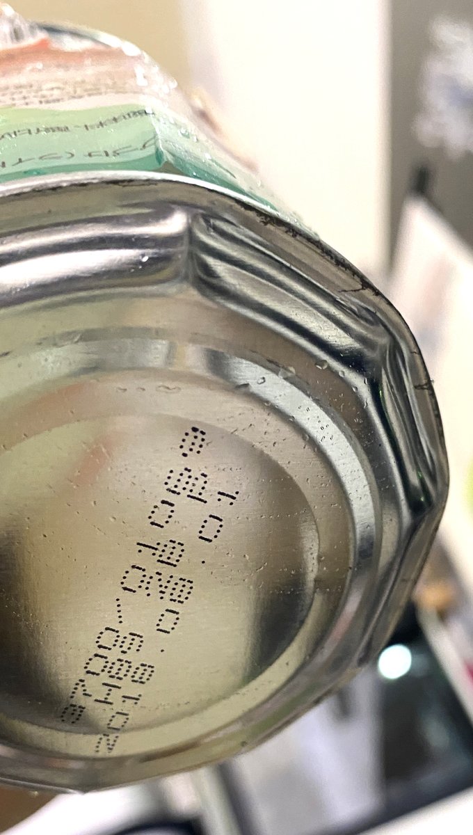 zes16's tweet photo. 「フルーツの缶詰は長年置いておくと爆発する」
ってXでみて、まさか〜と思い、捨て損ねて放置してた桃缶のある棚を開けたら⋯パンパンで昇天

即風呂場行って水溜めたバケツに沈め、慎重に缶切りを入れたら⋯ボシュッ!!という音とともに水が一瞬で茶色くなり、すごい鉄の匂いが風呂場に広がった https://t.co/n4leSna3YH