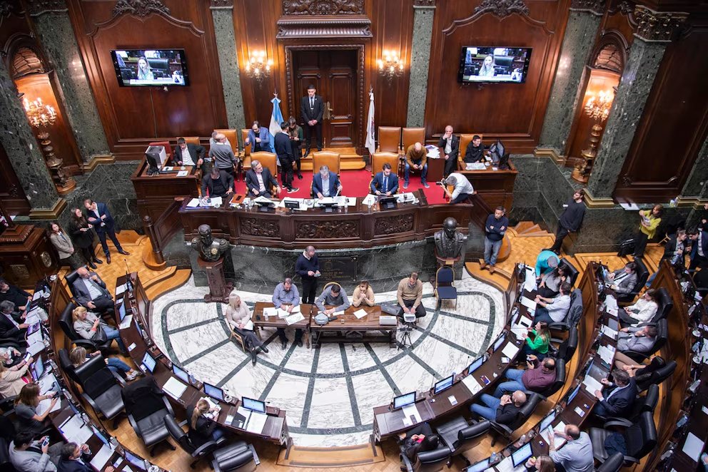 alvezjulian_'s tweet photo. La Legislatura porteña aprobó la Ley anti Trapitos impulsada por Jorge Macri.

Endurece sanciones y prevé hasta 2 meses de cárcel para trapitos y limpiavidrios. Incluye penas más altas, trabajo comunitario, multas superiores a $1M y quita de planes sociales para organizadores. https://t.co/GLSZsJBU68