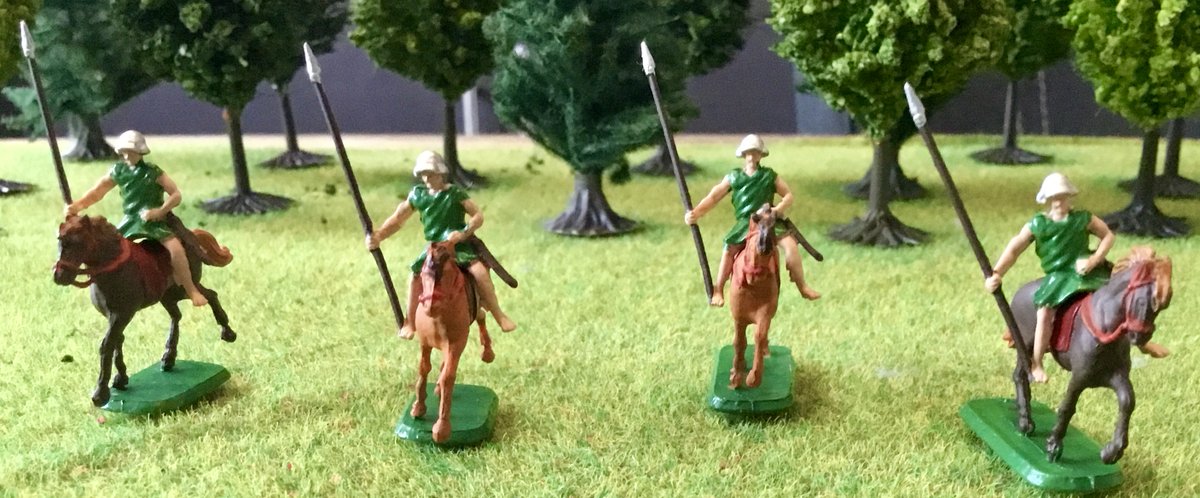 HatMiniatures tweet picture