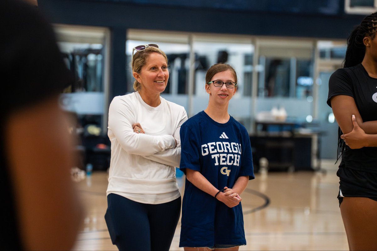 GTWBB's tweet photo. Always a good day when Hadley stops by! 💛 

#StingEm🐝 https://t.co/g6TFn87hJ3