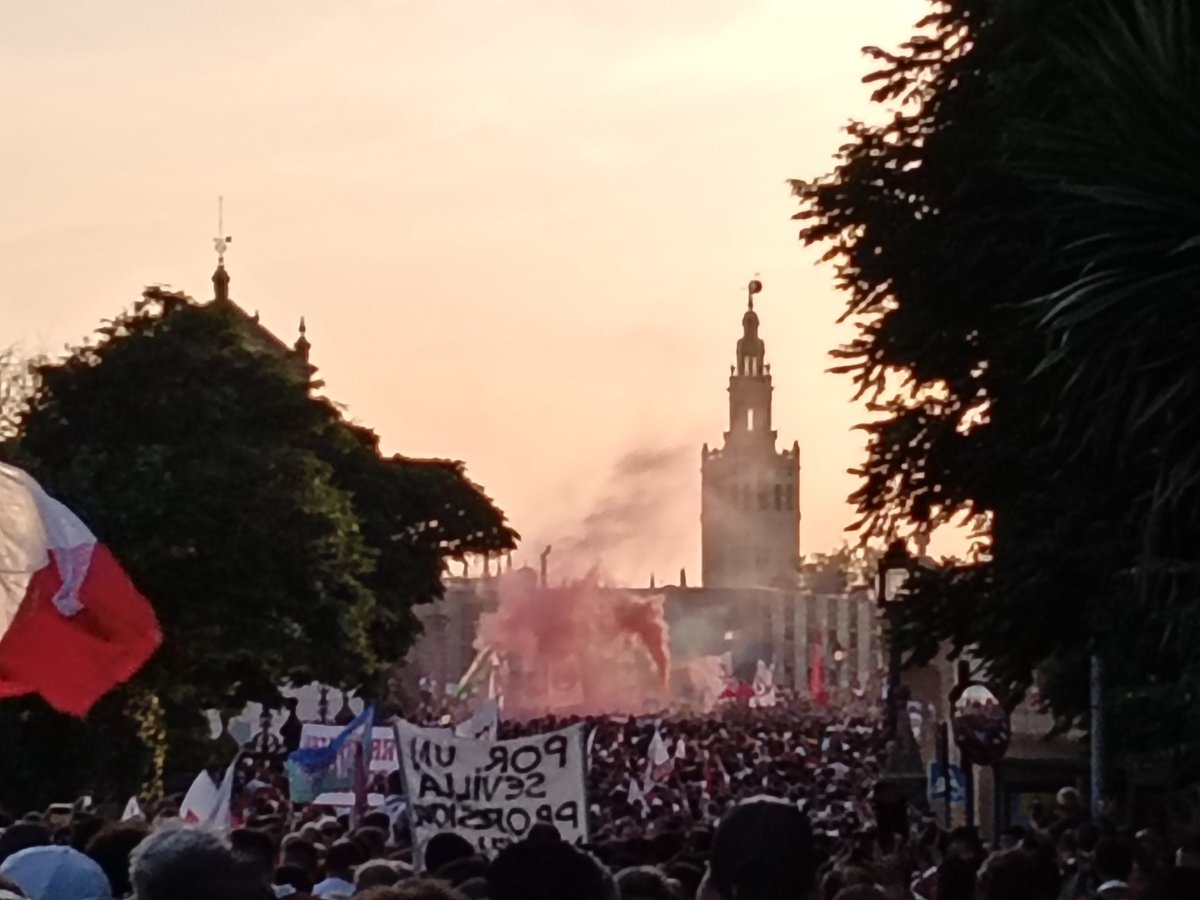 acanmo's tweet photo. Estuvimos, estamos y estaremos, solo por ti @SevillaFC https://t.co/DOTvN6ASHi