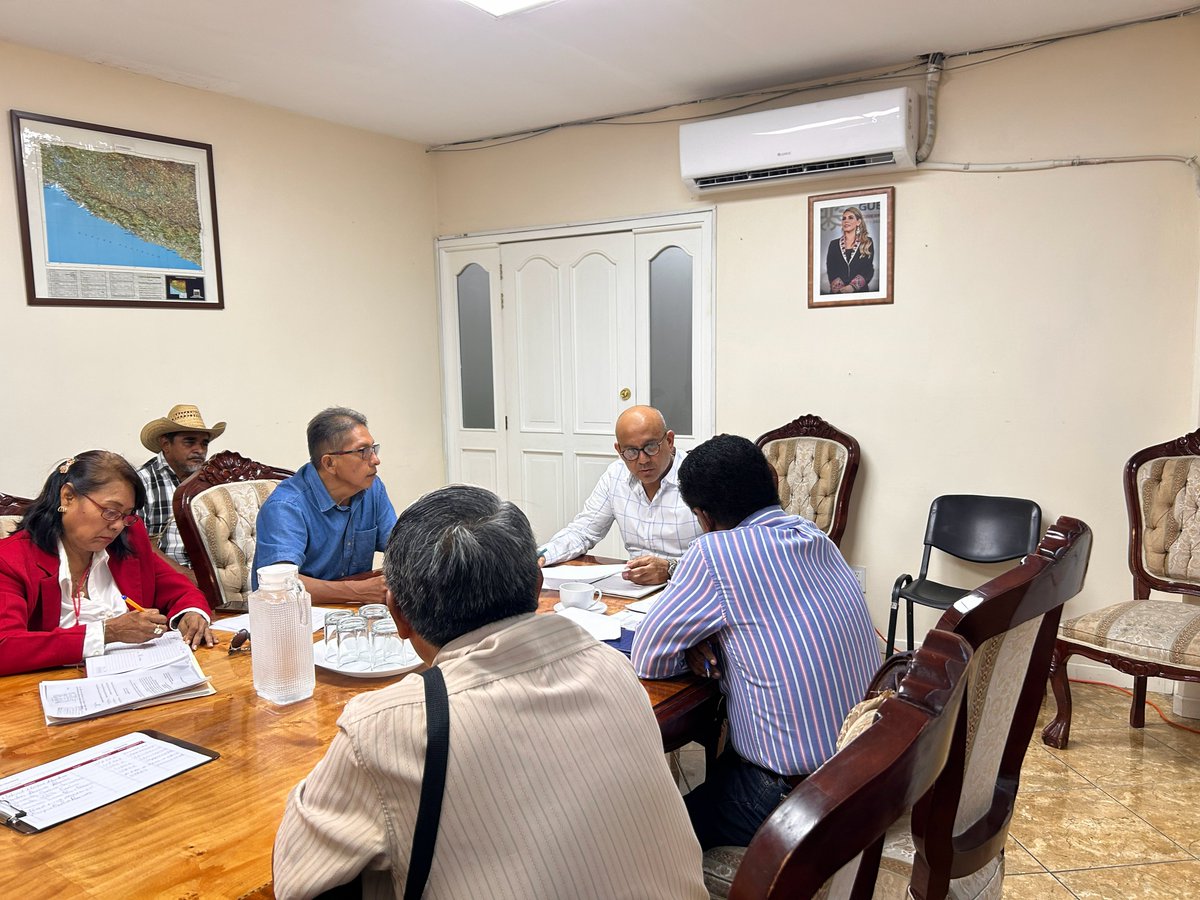 _Seplader's tweet photo. El Mtro. @ReneVargasPi, junto con el subsecretario de Obra Pública de @ObrasGuerrero, Ing. Gustavo Gallardo Carmona, sostuvo una reunión de trabajo con integrantes de la Unión Popular Revolucionaria Emiliano Zapata (UPREZ) para atender planteamientos en favor de sus comunidades. https://t.co/rzL5S8UfsQ