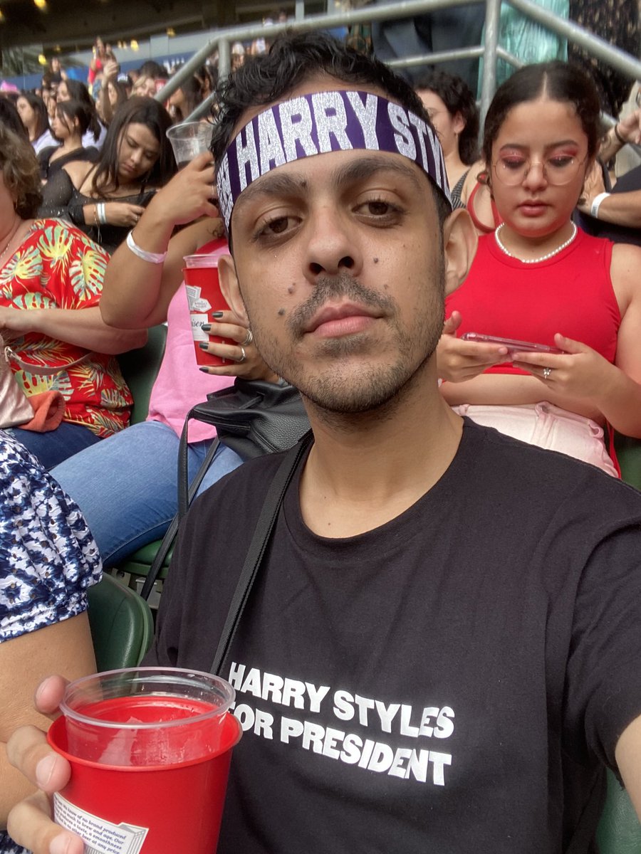 _luksf's tweet photo. @santander_br Eu duvido vocês me darem um ingresso pro Harry também santy https://t.co/wSNGOeC7BK