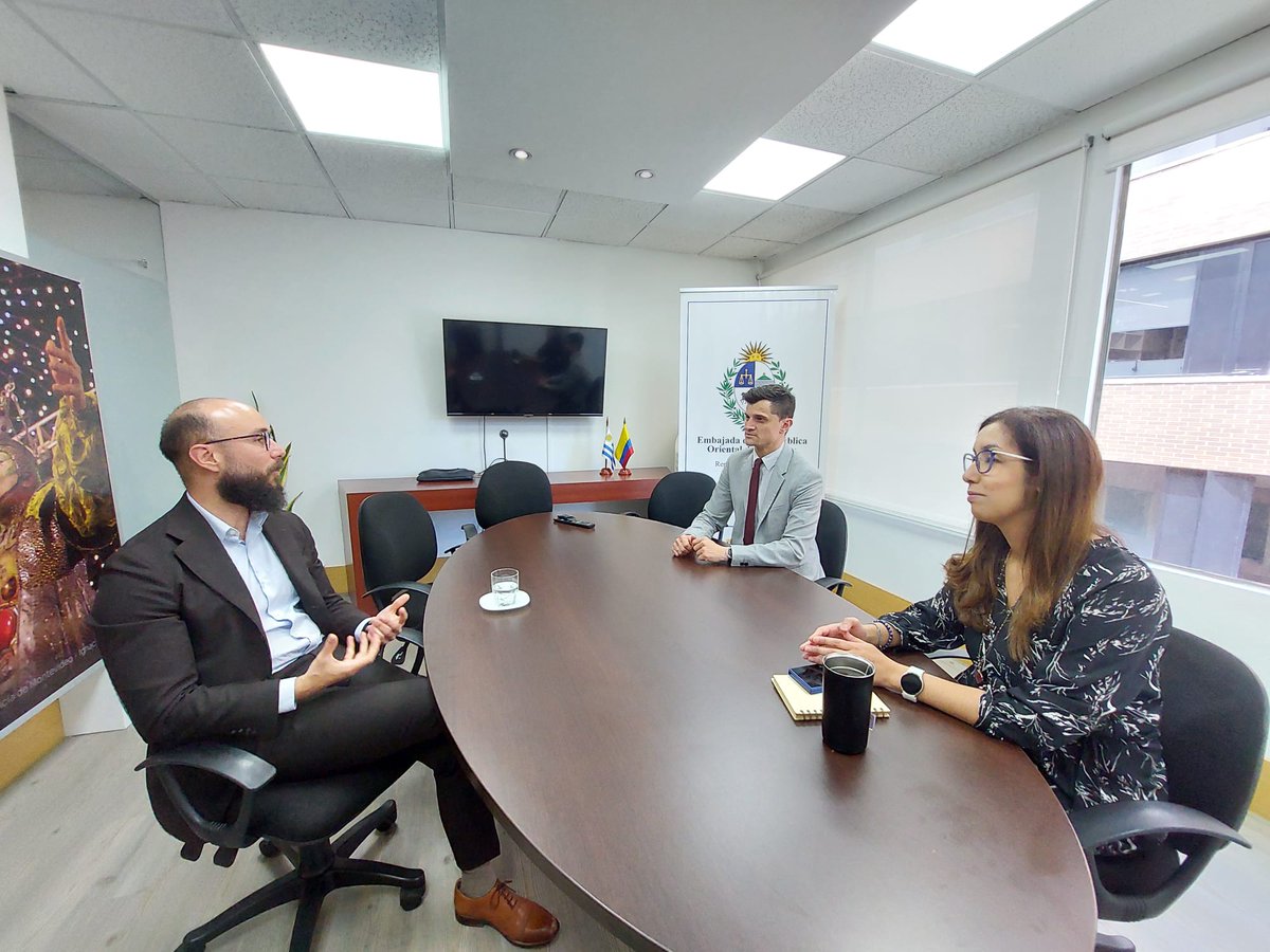 UruguayenCol's tweet photo. 🌎▶️ En @UruguayenCol 🇺🇾🇨🇴 se mantuvo encuentro con nuestro compatriota Camilo Vargas, funcionario de @ACNUR_es que, tras cuatro años de destacada labor en Colombia, finaliza próximamente su misión y ha sido designado para desempeñarse en el Líbano 🇱🇧.

👇 https://t.co/ueNUeNRH5L
