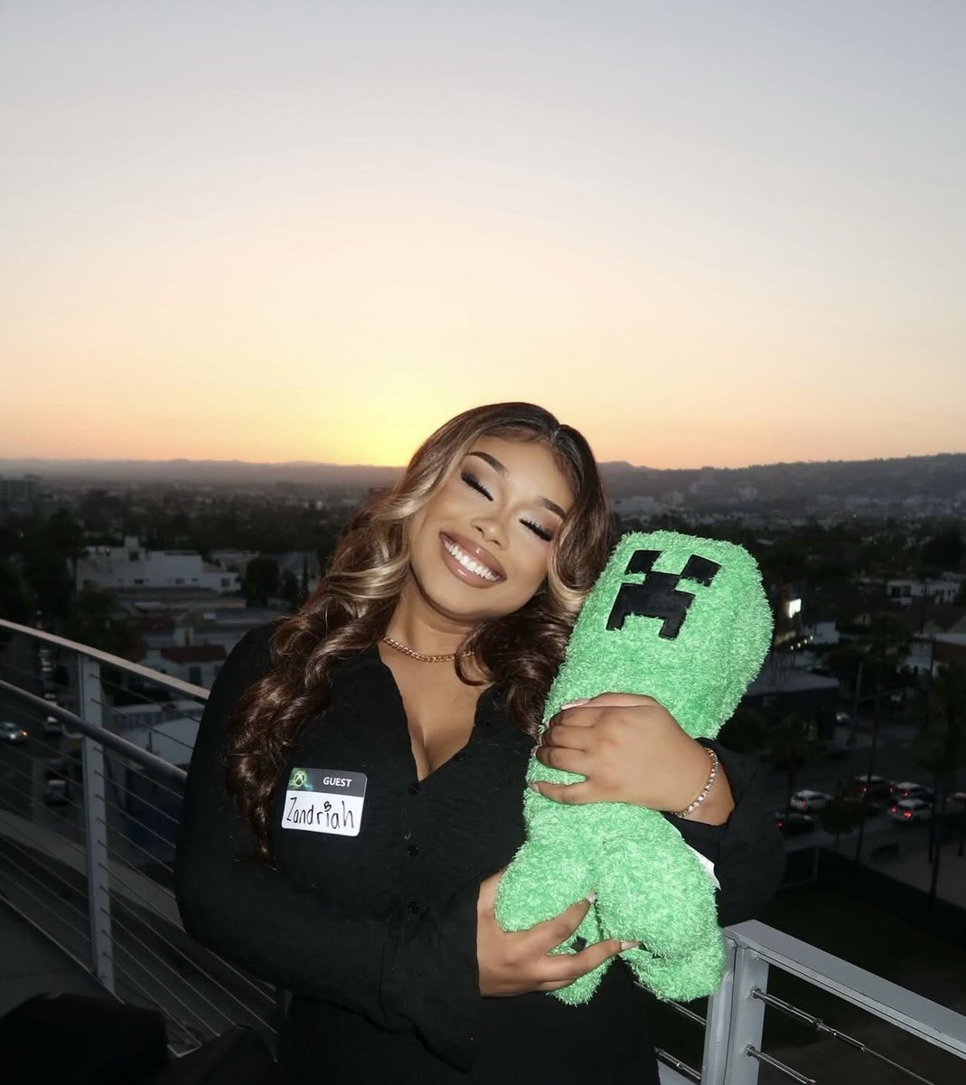 Zandriah_'s tweet photo. Beyond grateful to be invited to this year’s Level Up Lab💛Getting to experience Xbox Showcase, connect with other amazing creators, learn through the workshops, and visit Infinity Ward was such a blessing. Thank you @CallofDuty. Truly an unforgettable experience 🥹✨ https://t.co/8x3Dqwgk3A