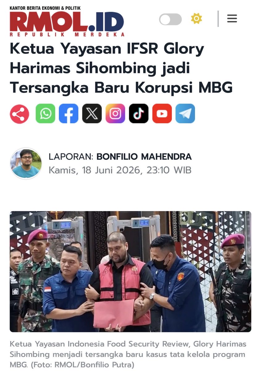 RidhaIntifadha's tweet photo. Subuh-subuh baca berita dan enggak kaget.

Ada tersangka baru Korupsi MBG, yaitu Ketua Yayasan Indonesia Food Security Review (IFSR).

IFSR sebelumnya meluncurkan CCTV berbasis AI untuk pengawasan MBG.

Logo IFSR ini juga ada dalam banner iklan buku soal menu terbaik MBG di Bandara Halim Perdanakusuma beberapa waktu lalu.

Secara kriminologis, White Collar Criminal memang fokus pada pelaku, bukan sekadar perbuatannya. Selama para pelaku yang terlibat di program MBG ini memiliki banyak konflik kepentingan, ya… MBG akan terus menuai kritik dan berisiko tindak pidana korupsi ke depan.