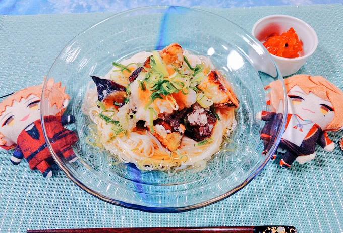 ガク君、アクターの皆様、おはようございます 本日のCOOL麺回、夏といえばのおろし素麺で参加いたします サクサクとろとろの揚げなすを大根おろしでさっぱりと ピリッとしたキムチで味変も可 暑さが厳しくなってきたのでしっかり食べてご自愛します #ガク食オープンキャンパス #おはガク