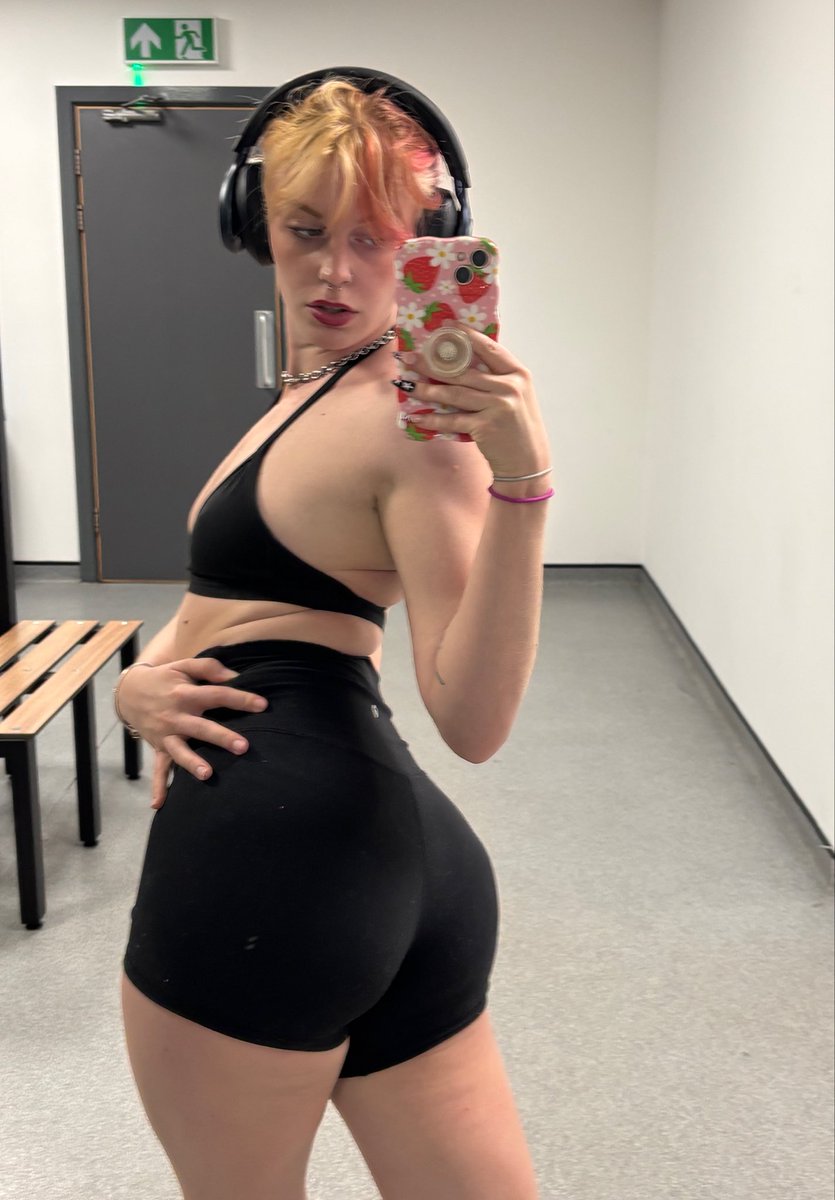 clownyberry's tweet photo. tell me something you thought when you saw this 💗 https://t.co/ADHvNJSnB0