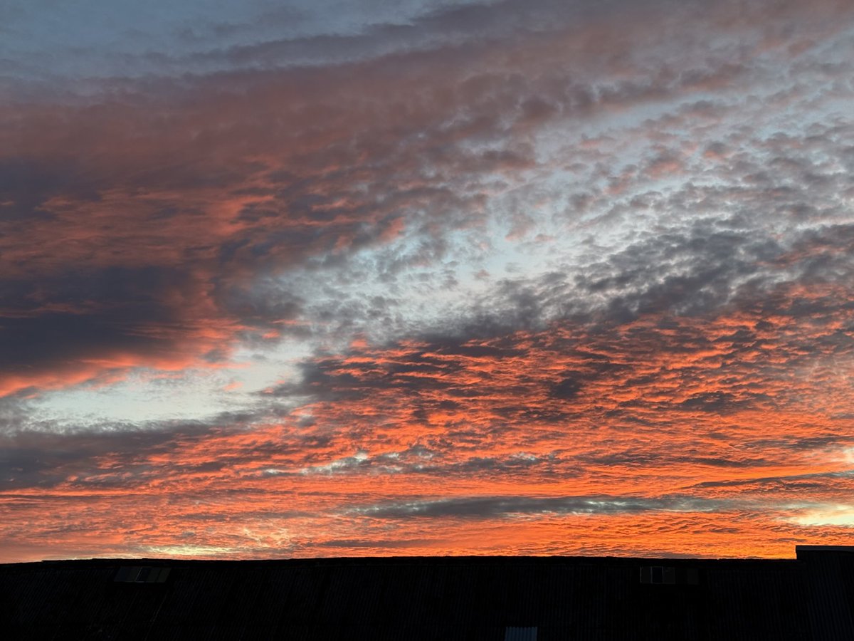 KevinDann's tweet photo. 10.30pm northern sky https://t.co/NZMAasvaZb
