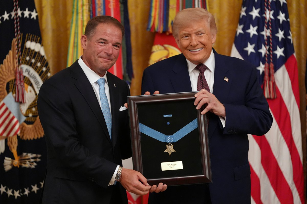 MohMuseum's tweet photo. Colonel John Ripley, U.S. Marine Corps, posthumously received the Medal of Honor today. His son, Tom Ripley, accepted it on his behalf.

In Vietnam, he helped slow an offensive by placing explosives beneath a bridge under enemy fire.

https://t.co/HglkcOr32V

📷: Jacquelyn Martin https://t.co/H9DY1E0PMp