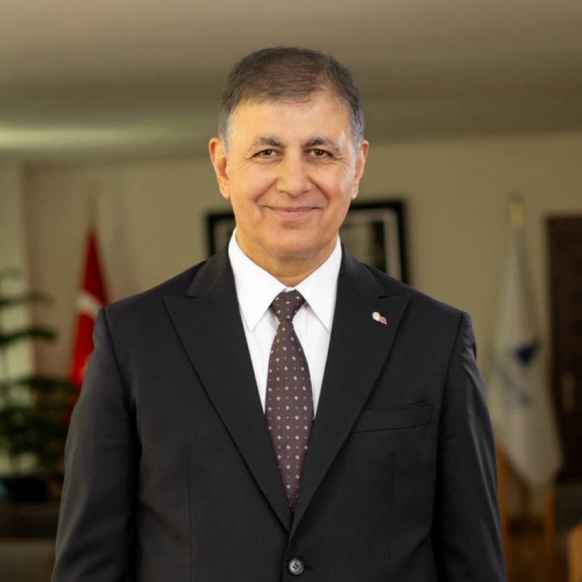 İzmir Büyükşehir Belediye Başkanı Cemil Tugay'dan Şaşırtıcı İstifa: CHP'den Ayrıldı