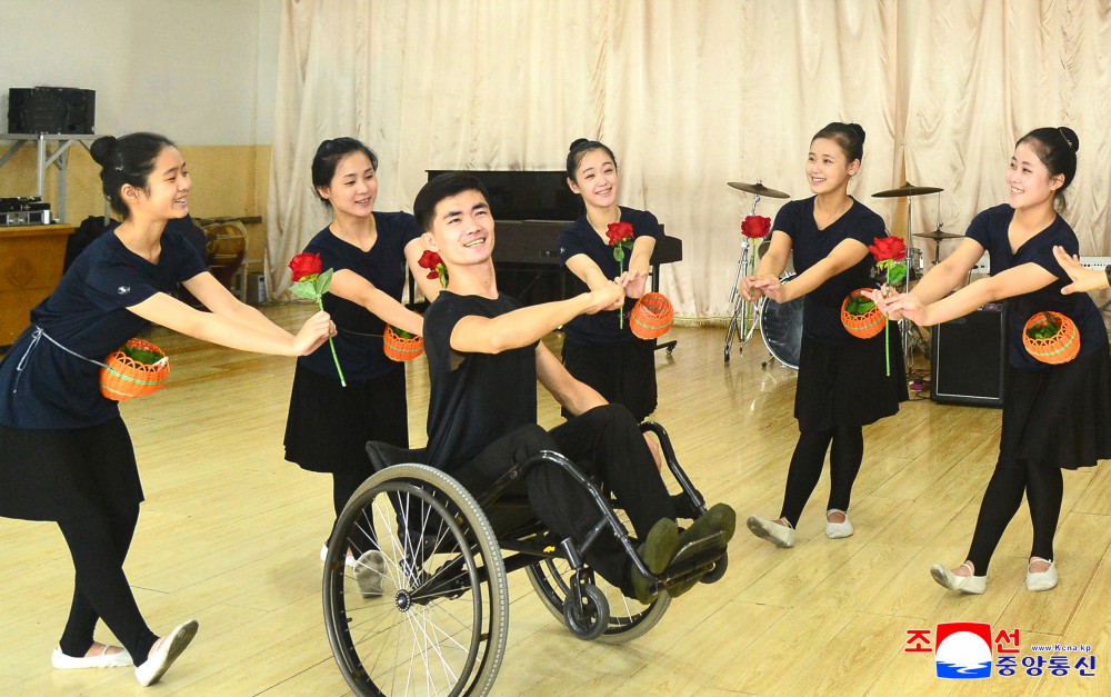 kimileyegenleri's tweet photo. Engelliler Günü KDHC'de çeşitli sanat etkinlikleri ile kutlandı. 
Day of Persons with Disabilities was celebrated in the DPRK with various artistic events. https://t.co/lgzWTgcbK2
