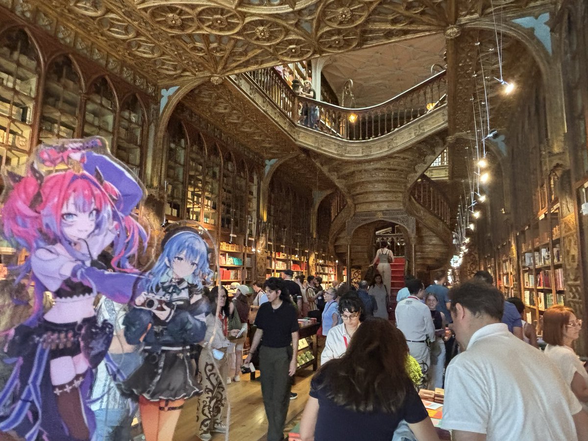 tekeholo's tweet photo. 【ポルトガル🇵🇹】
【レロ書店】

世界で最も素晴らしい書店と言われており入店するのにもチケットが必要🎫

実はここポルトにハリーポッターの著者ことJKローリング氏が住んでいたこともありハリーポッターシリーズの世界観に影響をもたらしたとも言われてる

#星街すいせいと世界旅
#ヴィヴィと世界旅 https://t.co/tRHVwtt6Ln