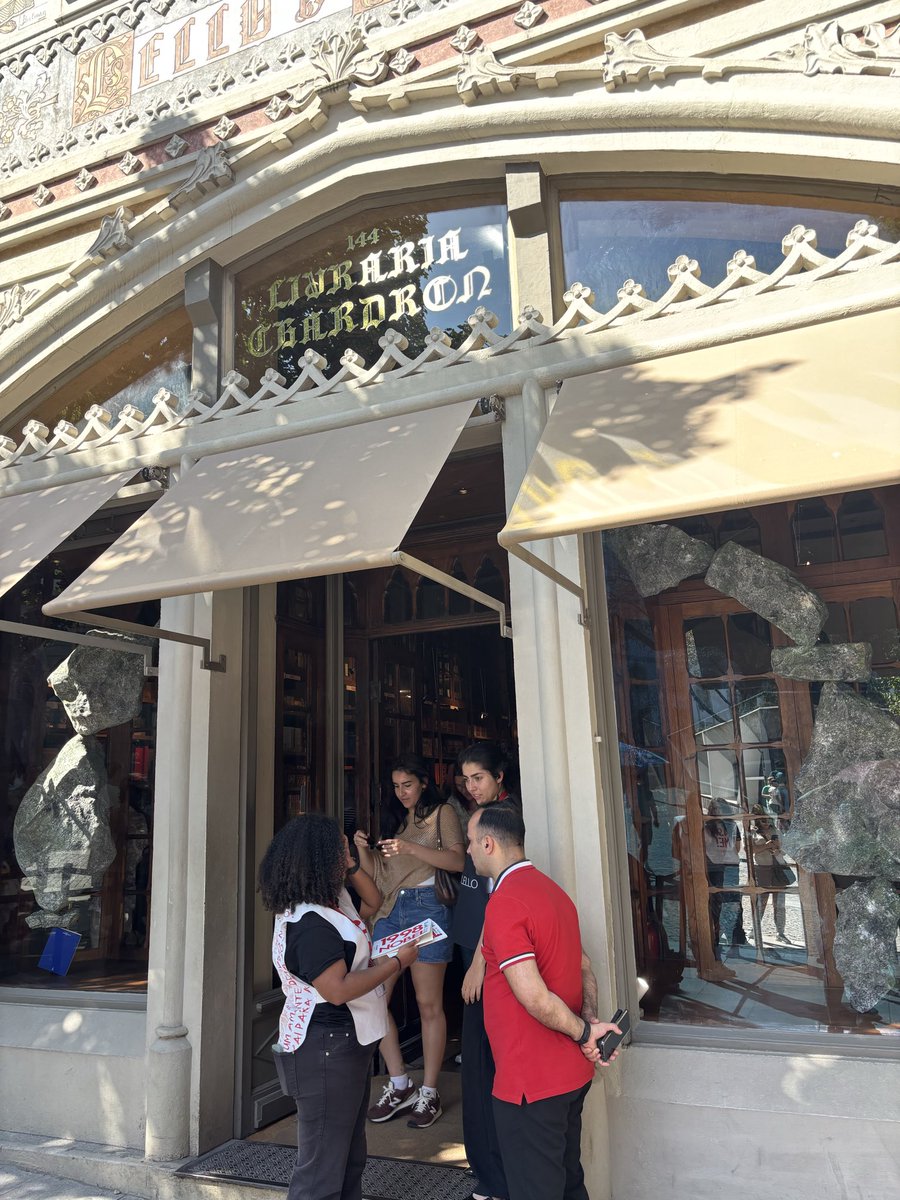tekeholo's tweet photo. 【ポルトガル🇵🇹】
【レロ書店】

世界で最も素晴らしい書店と言われており入店するのにもチケットが必要🎫

実はここポルトにハリーポッターの著者ことJKローリング氏が住んでいたこともありハリーポッターシリーズの世界観に影響をもたらしたとも言われてる

#星街すいせいと世界旅
#ヴィヴィと世界旅 https://t.co/tRHVwtt6Ln