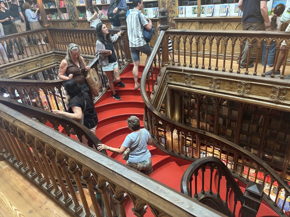 tekeholo's tweet photo. 【ポルトガル🇵🇹】
【レロ書店】

世界で最も素晴らしい書店と言われており入店するのにもチケットが必要🎫

実はここポルトにハリーポッターの著者ことJKローリング氏が住んでいたこともありハリーポッターシリーズの世界観に影響をもたらしたとも言われてる

#星街すいせいと世界旅
#ヴィヴィと世界旅 https://t.co/tRHVwtt6Ln