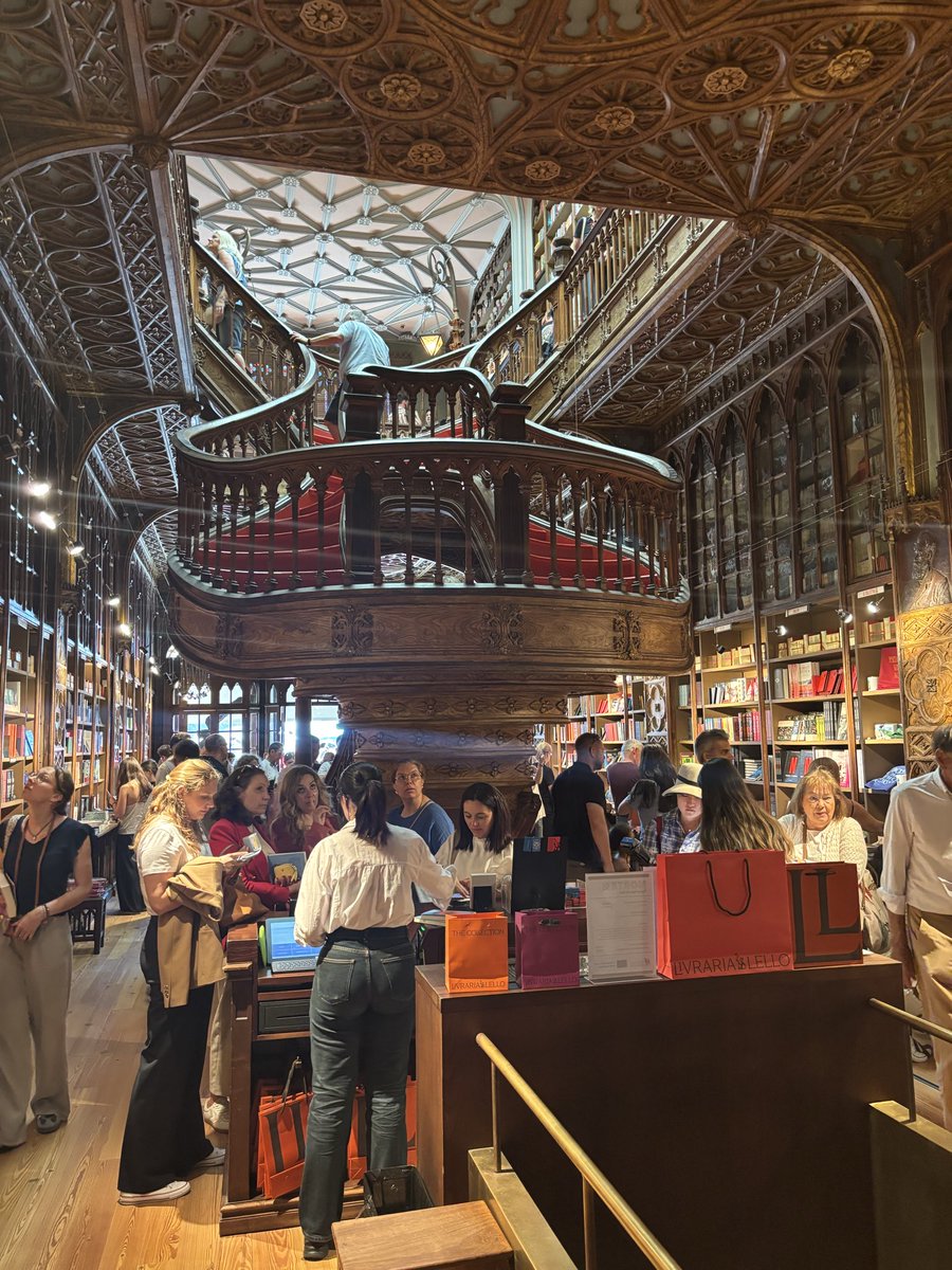 tekeholo's tweet photo. 【ポルトガル🇵🇹】
【レロ書店】

世界で最も素晴らしい書店と言われており入店するのにもチケットが必要🎫

実はここポルトにハリーポッターの著者ことJKローリング氏が住んでいたこともありハリーポッターシリーズの世界観に影響をもたらしたとも言われてる

#星街すいせいと世界旅
#ヴィヴィと世界旅 https://t.co/tRHVwtt6Ln