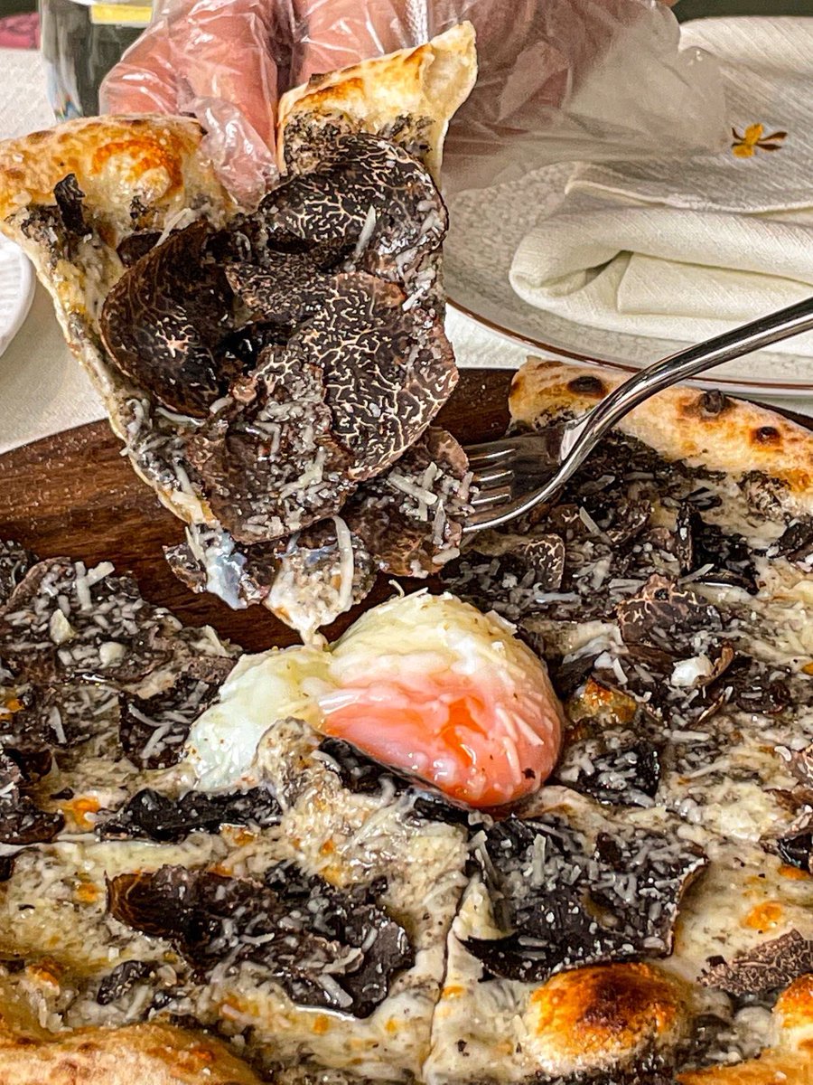 Ujgun16's tweet photo. Just had the most melt-in-mouth truffle mushroom pizza at that hidden downtown bistro  Cheesy, aromatic, 10/10 would come back ASAP!， https://t.co/QwBbxZWfpL