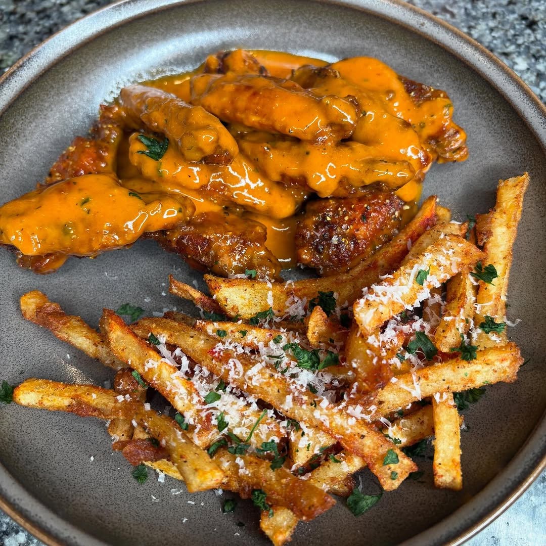 cookinwitace's tweet photo. Homemade wings and fries I made from scratch . Garlic buffalo wings with Parmesan fries 😭😭😭🖤🖤🖤🖤🖤🖤 they really that good. Boiled and fried boo 👻 https://t.co/wV5xAgXqE2