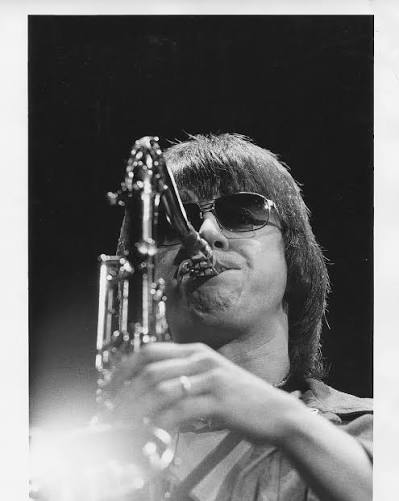 MoshPitCol's tweet photo. Hoy nos abandonó Walt Parazaider 🎷🪈

-Músico estadounidense, cofundador de #Chicago, saxofonista y flautista clave en el sonido de la banda.
-Falleció el 17 de junio de 2026 a los 81 años, tras una larga lucha contra el Alzheimer.
-Fue uno de los fundadores de la banda Chicago en 1967 y ayudó a impulsar la idea de una banda de rock con sección de vientos.
-Se retiró de la actividad en la banda por motivos de salud en años recientes.
-Chicago fue incluido en el Rock & Roll Hall of Fame en 2016, con Parazaider como parte del legado fundador.
-Fue importante porque ayudó a definir el sello de Chicago: rock con arreglos de metales, algo poco común en el rock de finales de los 60.
-Esa mezcla terminó convirtiéndose en una de las identidades más reconocibles del grupo.
-Su nombre queda especialmente ligado a la etapa clásica de Chicago y a canciones como “If You Leave Me Now”, “Hard to Say I’m Sorry”, “Colour My World” y “Just You ’n’ Me”.

Su hija pidió a los fans que honraran su memoria de la forma que más le gustaba: poniendo música… y a todo volumen.

“Así que, si quieren a mi padre, hagan algo por mí, pongan música. Lo que sea, y a todo volumen. Le encantaba hacerlo. Démosle gracias.” -Rev. Felicia Parazaider ❤️