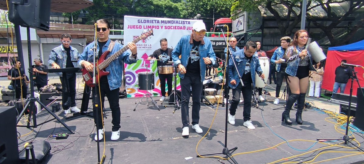MetroCDMX's tweet photo. ¡La Fiesta Mundialista se vive en grande en la Glorieta de Insurgentes! 🇲🇽⚽

Desde las 11:00 horas, las y los asistentes disfrutaron de un día lleno de música y diversión con las presentaciones de Grupo Saya, Edgar Minies y su show tributo, Grupo Quivé, La Rumba y muchas sorpresas más.

Con la pasión por México y el futbol como protagonistas, cientos de personas se reunieron para cantar y bailar

¡Vamos México! 🇲🇽

#CulturaMetro