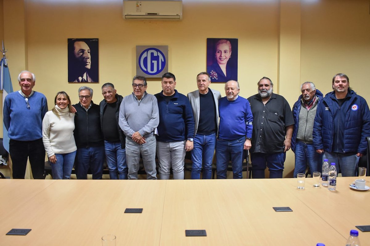 CTAok's tweet photo. Frente a la pérdida del poder adquisitivo, los despidos y el ajuste, las tres centrales sindicales volvieron a reunirse para fortalecer la unidad del movimiento obrero.

CGT, CTA Autónoma y CTA de las y los Trabajadores coincidieron en la necesidad de coordinar acciones y avanzar en un plan de lucha unificado para enfrentar las políticas de Milei y defender los derechos de la clase trabajadora.

#UnidadSindical #CTA #CGT #Trabajo #NoAlAjuste

💻 Declaración completa en:
https://t.co/2FoDhT9fW4
