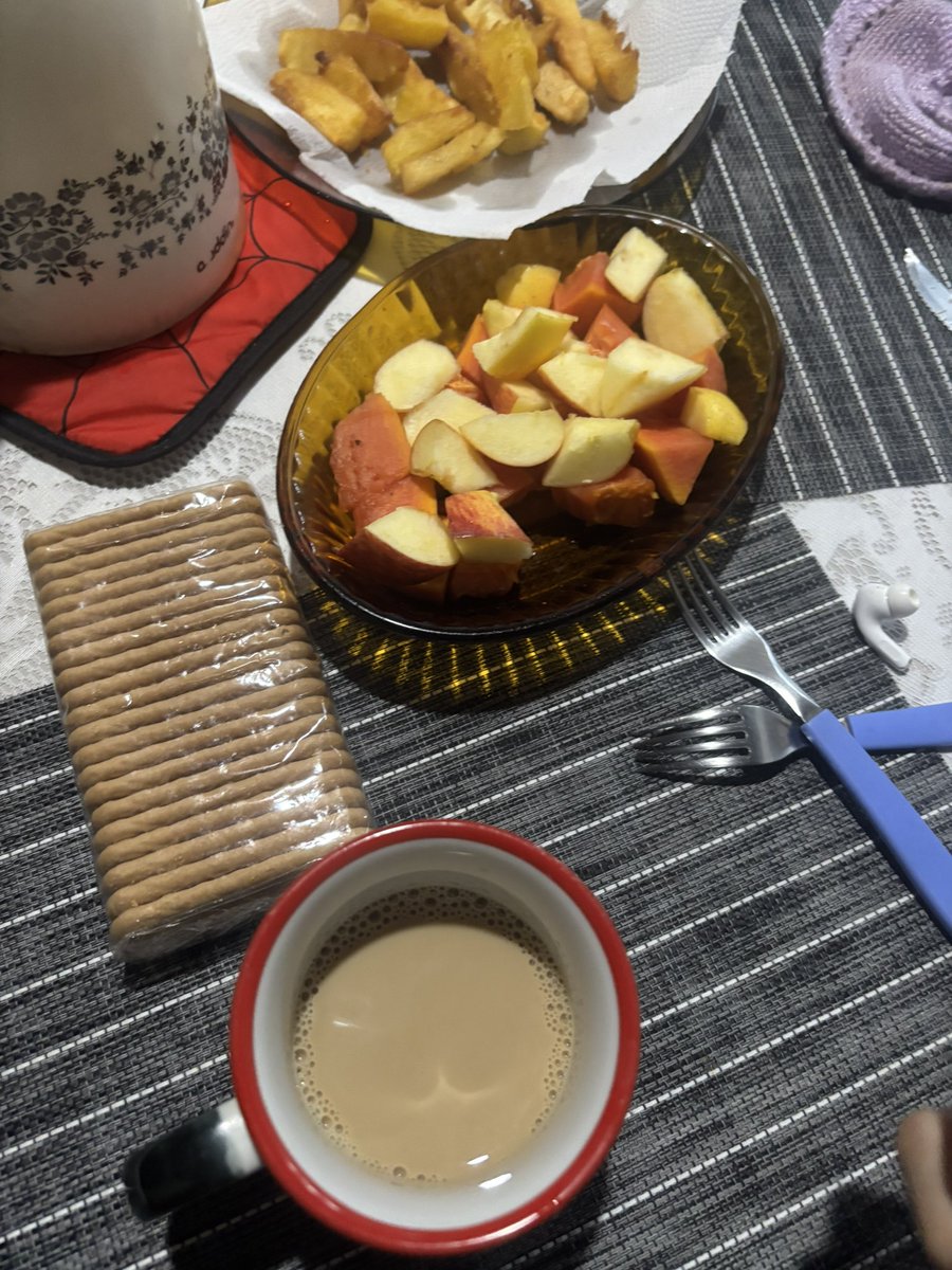 laykcals's tweet photo. quebrei comendo essas frutinhas, tomando café com leite e comi algumas bolachinhas e mandioca frita (só comi 3 mandioca pra minha vó não dizer q eu desprezei a comidinha dela), tô me sentindo bem cheia 😕 https://t.co/Rpb6lwQwc4