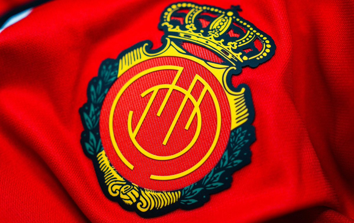 aficionrcdm's tweet photo. Mi sueño era trabajar en el Mallorca y están consiguiendo que no sienta ni que es mi club… 

Rcd Mallorca, te extraño ❤️🖤 https://t.co/e19Ec9WCtL